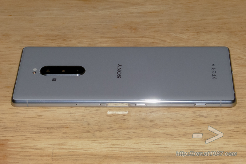 Sony Xperia 1 – Right Side